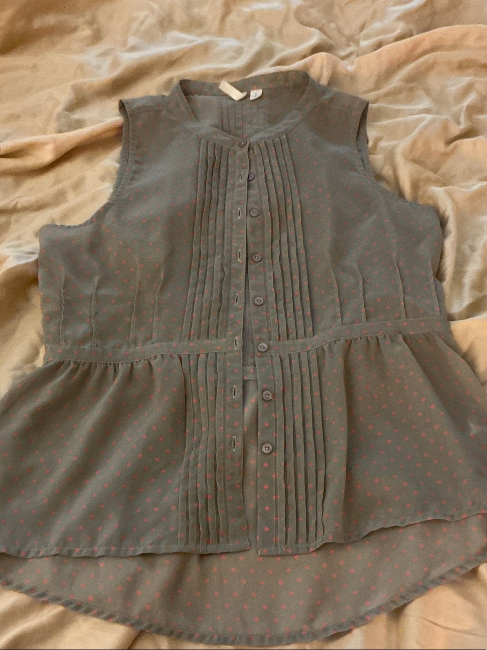 Sleeveless Pleated Button-Front Women's Top in Slate with orange heart Dots